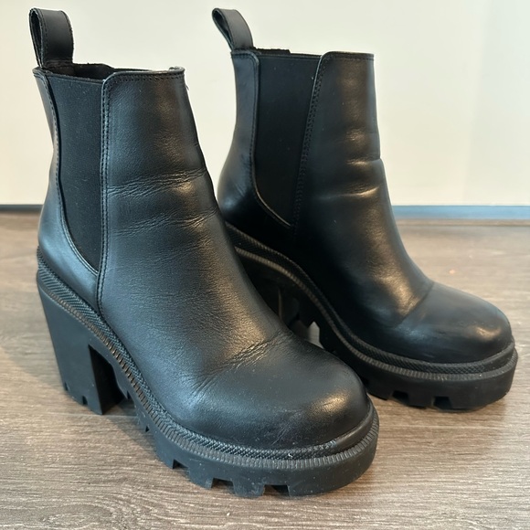 Steve Madden Black Chunky Heel Chelsea Booties - Picture 4 of 10